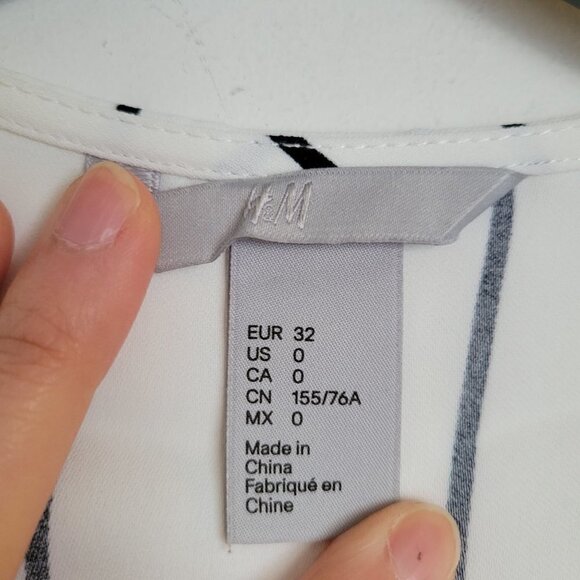 H&M V Neck Striped Black White 3/4 Sleeve Tie Wide Cuff Silky Smooth Blouse Sz 0 - Picture 8 of 11